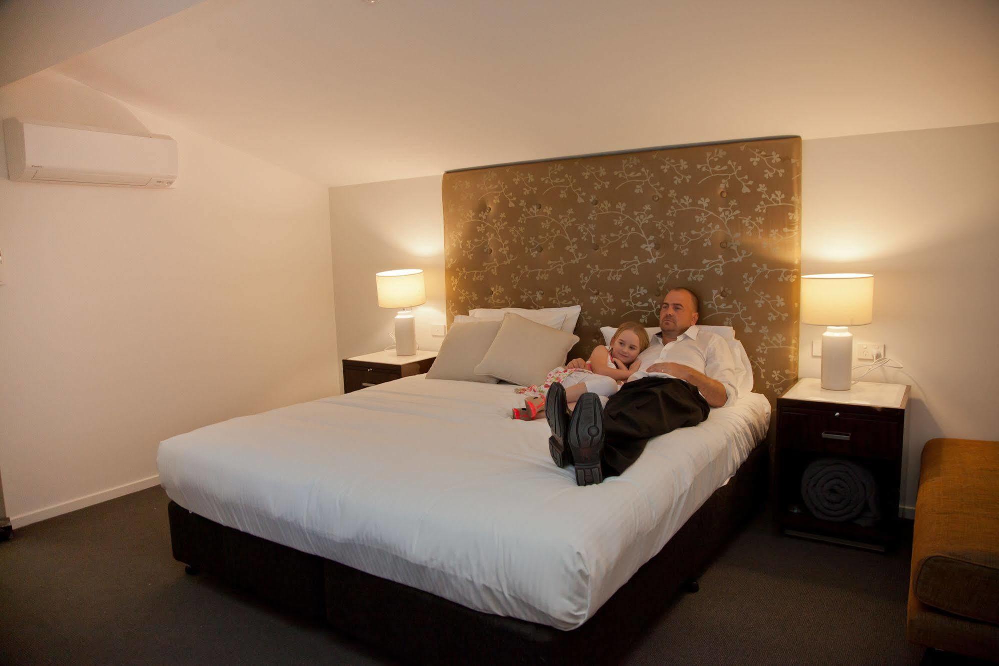Grand Hotel And Studios Wyong Eksteriør billede