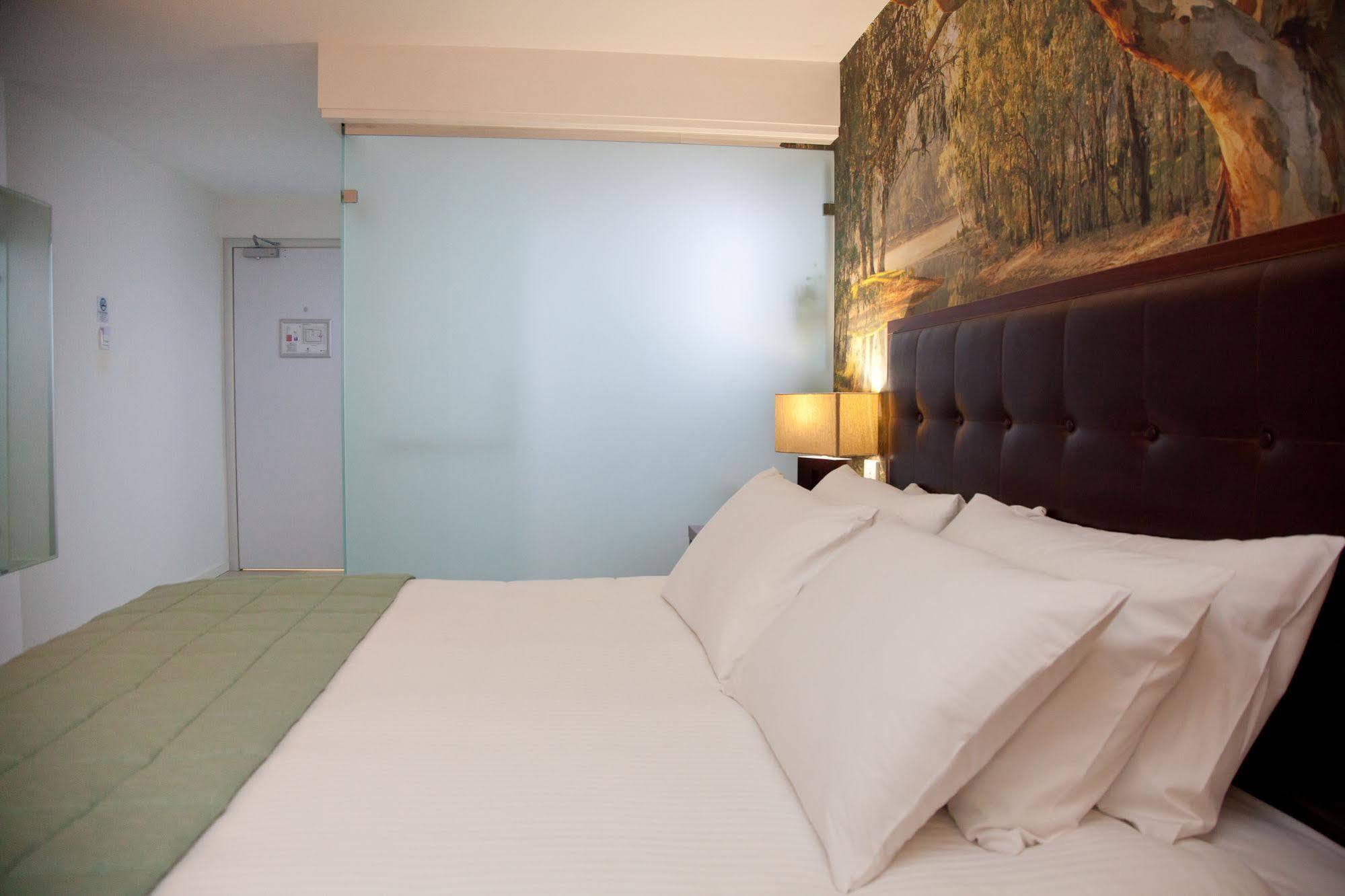 Grand Hotel And Studios Wyong Eksteriør billede