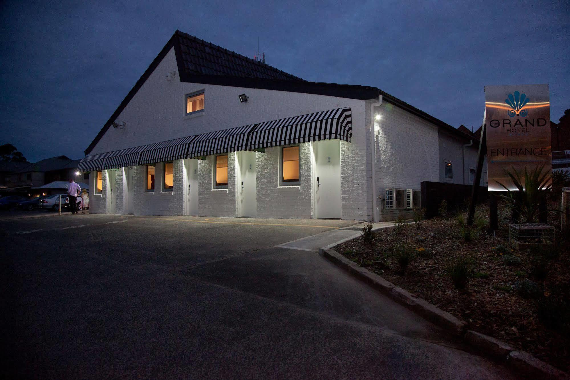 Grand Hotel And Studios Wyong Eksteriør billede